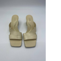 Ligh yellow women's shoes with heel