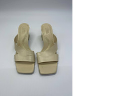 Ligh yellow women's shoes with heel