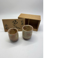 Set of 2 brown mugs