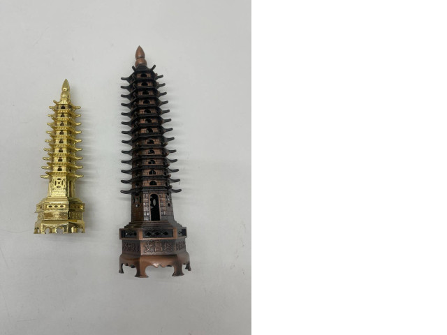 Set of 2 iron souvenir figurines Set of 2 iron souvenir figurines