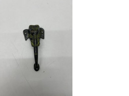 Door handle in the shape of an elephant