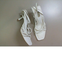 Women's shoes with small heels