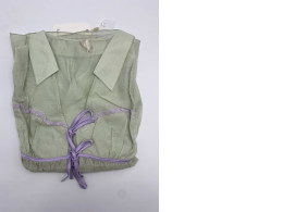 Light green long-sleeved deep V-neck shirt Light green long-sleeved deep V-neck shirt