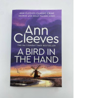 BOOK ANN CLEEVES A BIED IN THE HAND 