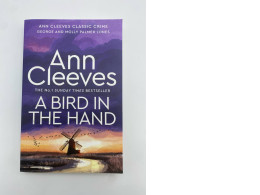 BOOK ANN CLEEVES A BIED IN THE HAND 