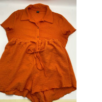 Women's short-sleeved shirt and orange shorts 
