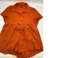 Women's short-sleeved shirt and orange shorts Women's short-sleeved shirt and orange shorts