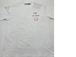 White t-shirt with print bear