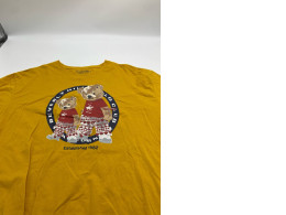 Yellow short-sleeved round neck shirt