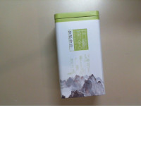 Chinese green tea in a tin can