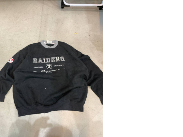 Black SECONDHAND men's longsleeve sweatshirt with RAIDERS print Black SECONDHAND men's longsleeve sweatshirt with RAIDERS print