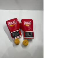 Red EVERLAST gloves complete with handwraps Red EVERLAST gloves complete with handwraps