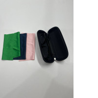 Case and wipes for sunglasse