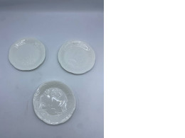 Set of 3 white plates Set of 3 white plates