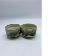 Set of 2 teacups with pattern