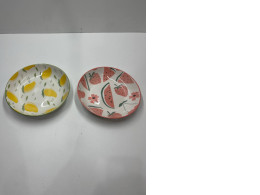 Set of 2 plates with fruit print Set of 2 plates with fruit print