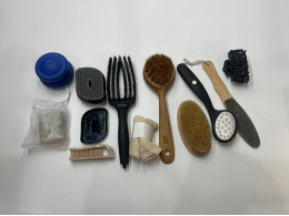 Women's set : brushes. hairclip, haircomb