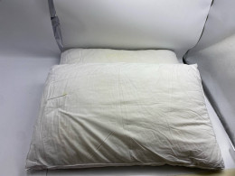Set of 2 white pillows