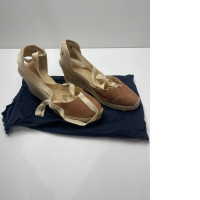 Women's beige holled shoes