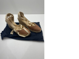 Women's beige holled shoes