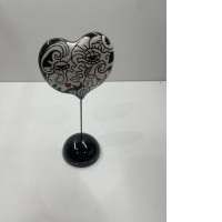 Decorate black souvenir heart stand