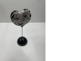 Decorate black souvenir heart stand