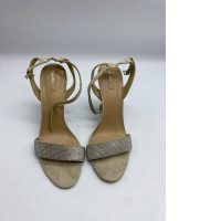 SECONDHAND women's hilled shoes