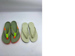 Set of 2 green slippers