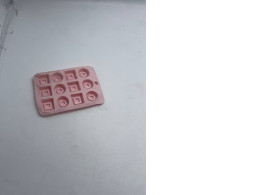 Silicone form for ice