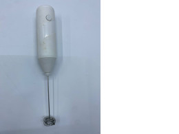 DEVICE FOR WHIPPING MILK