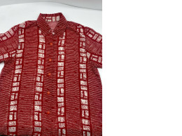 Red short-sleeved shirt Red short-sleeved shirt