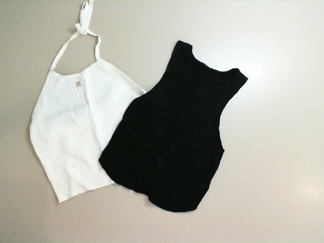 Set of 2 stretch tops, white and black Set of 2 stretch tops, white and black