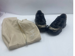 SECONDHAND black sneakers complete with case SECONDHAND black sneakers complete with case