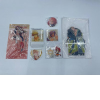 Gift set, of 4 badges and 3 acrilyc stands Gift set, of 4 badges and 3 acrilyc stands