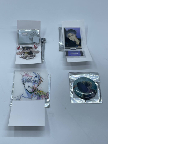 Gift set, of 3 acrliyc stands and 1 badge Gift set, of 3 acrliyc stands and 1 badge