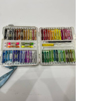 SET OF CRAYONS