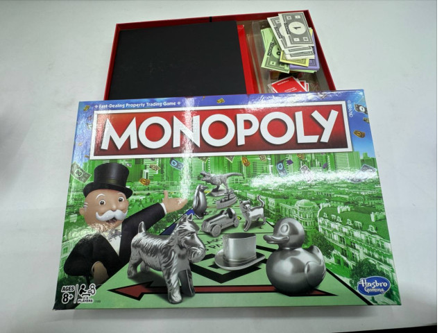 Hasbro Monopoly C1009 Classic Board Game Hasbro Monopoly C1009 Classic Board Game