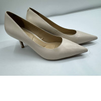 Women's cream-colored pointed-toe high-heeled shoes