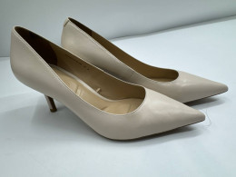 Women's cream-colored pointed-toe high-heeled shoes