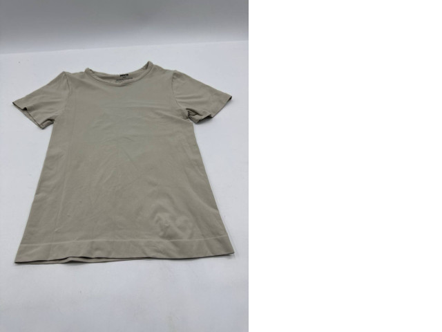 Cream-colored workout shirt Cream-colored workout shirt