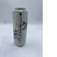 Arita pottery vase "Shuho" decorated with a chrysanthemum seal