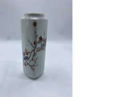 Arita pottery vase "Shuho" decorated with a chrysanthemum seal