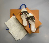 Gift set of women's shoes, includes women's shoes, two shoe bags, a box, a paper bag.