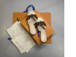 Gift set of women's shoes, includes women's shoes, two shoe bags, a box, a paper bag. Gift set of women's shoes, includes women's shoes, two shoe bags, a box, a paper bag.