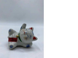 Cat-shaped glass display Cat-shaped glass display