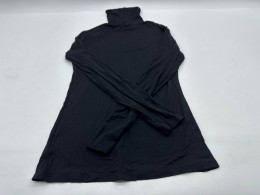 Black long-sleeved turtleneck Black long-sleeved turtleneck