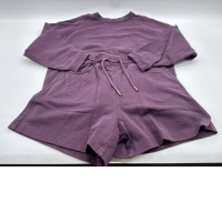 Long-sleeved round-neck shirt and purple shorts 