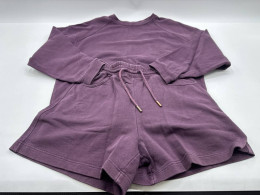 Long-sleeved round-neck shirt and purple shorts 