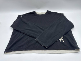 Black round neck long-sleeved shirt 