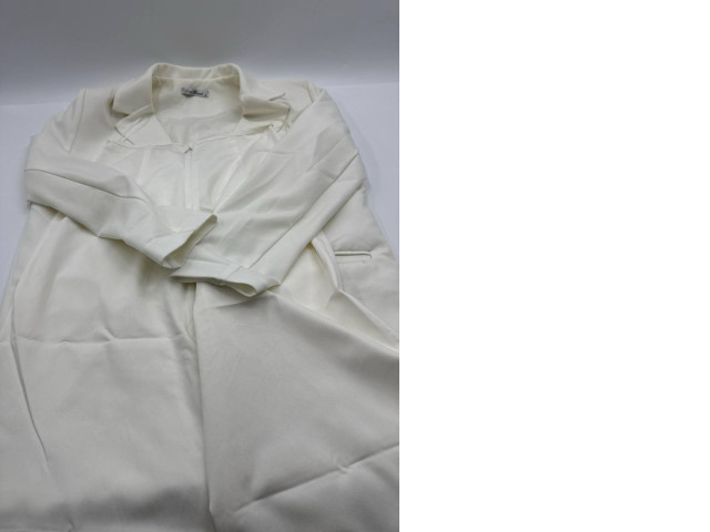 Women's white long-sleeved suit jacket and white trousers Women's white long-sleeved suit jacket and white trousers